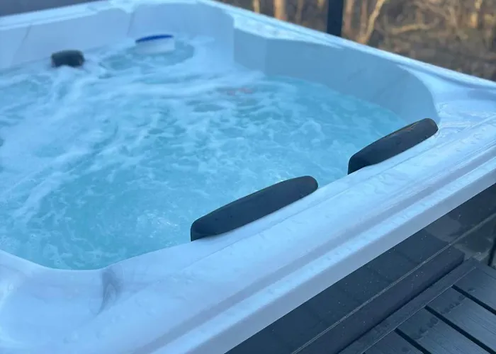 The Shady Roost | Cozy W/ Hot Tub & Fire Pit *