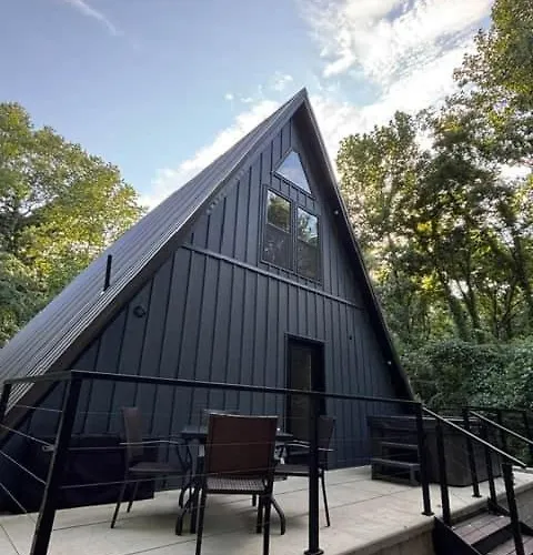 The Shady Roost | Cozy W/ Hot Tub & Fire Pit Holiday home *