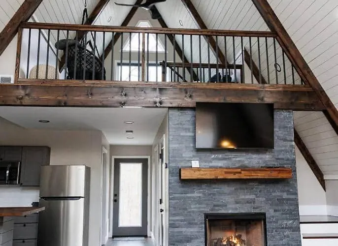 The Shady Roost | Cozy W/ Hot Tub & Fire Pit Holiday home *