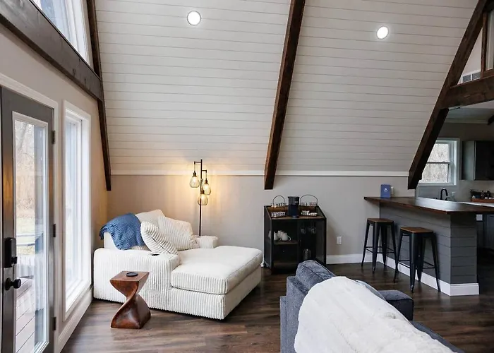 The Shady Roost | Cozy W/ Hot Tub & Fire Pit Cave-in-Rock