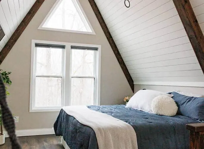 Holiday home The Shady Roost | Cozy W/ Hot Tub & Fire Pit *
