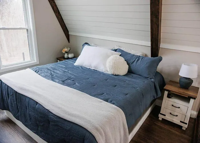 Holiday home The Shady Roost | Cozy W/ Hot Tub & Fire Pit *