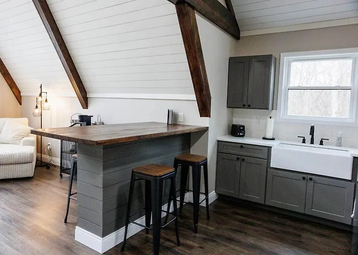 The Shady Roost | Cozy W/ Hot Tub & Fire Pit Holiday home