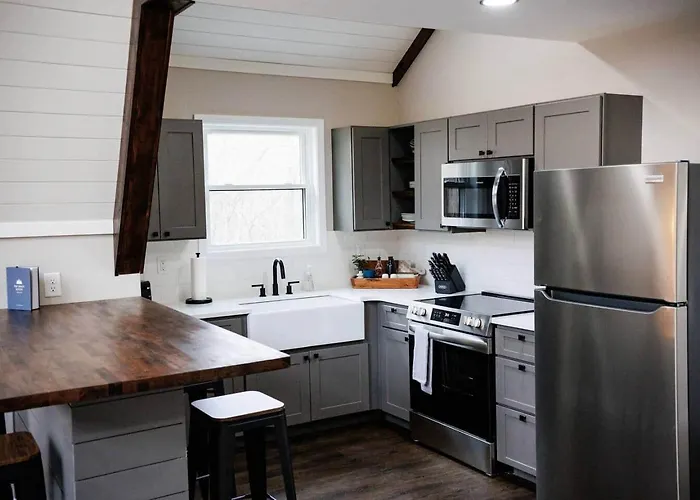 The Shady Roost | Cozy W/ Hot Tub & Fire Pit Cave-in-Rock