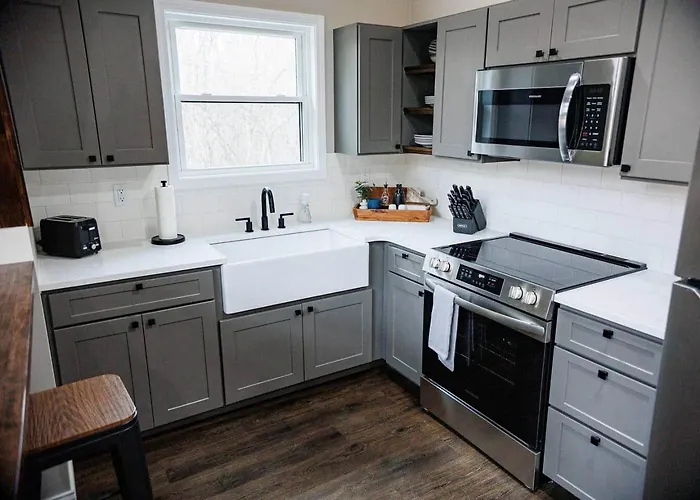 The Shady Roost | Cozy W/ Hot Tub & Fire Pit Holiday home *