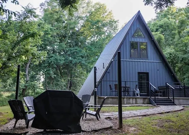 The Shady Roost | Cozy W/ Hot Tub & Fire Pit Cave-in-Rock