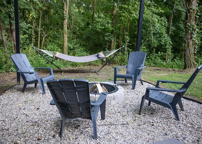 The Shady Roost | Cozy W/ Hot Tub & Fire Pit Holiday home *
