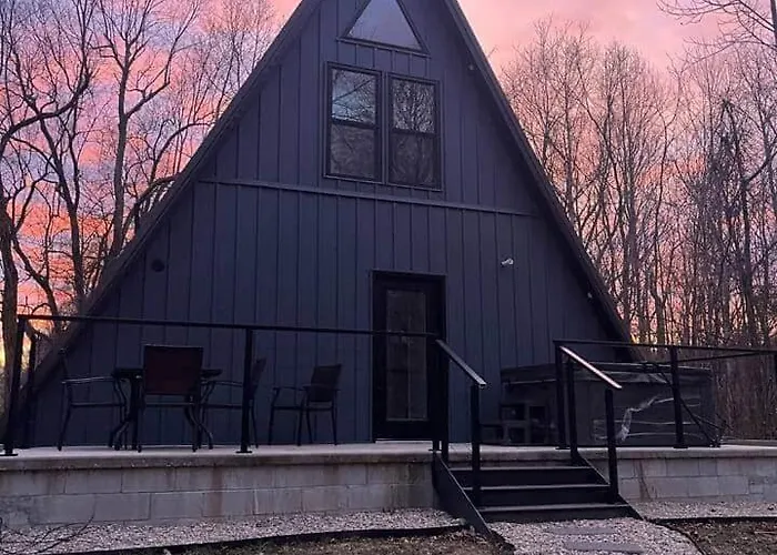 The Shady Roost | Cozy W/ Hot Tub & Fire Pit Holiday home *