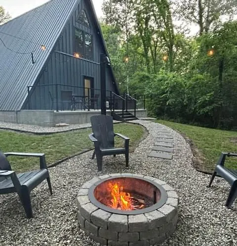 Holiday home The Shady Roost | Cozy W/ Hot Tub & Fire Pit *